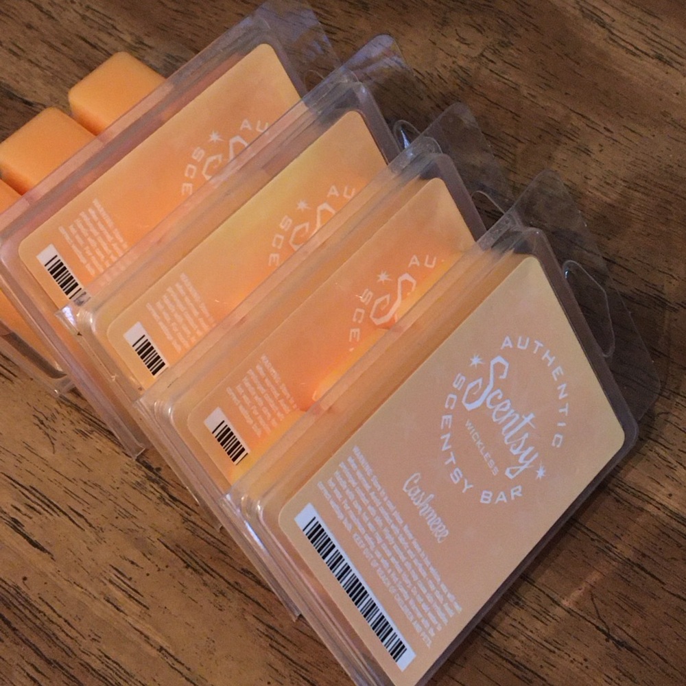 Lot of Scentsy Cashmere wax melts!